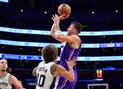 开云体育下载-踢皮球大战！湖人胜马刺，捍卫西部第一地位的简单介绍