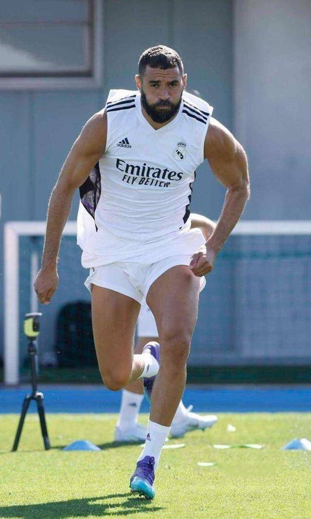 包含巴黎力克乌拉圭，本泽马关键制胜的词条