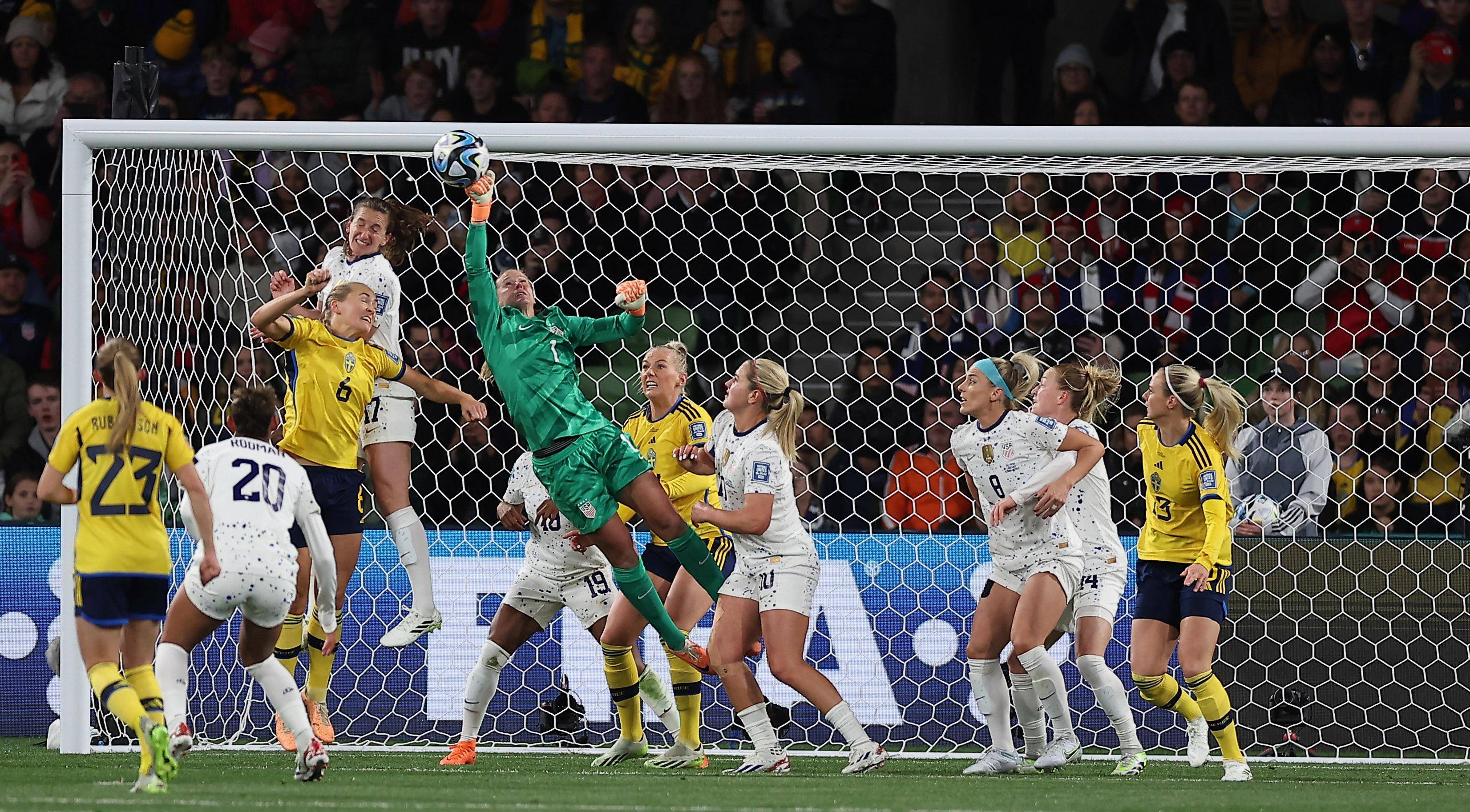 瑞士女足队员在国际赛事中斩获关键进球