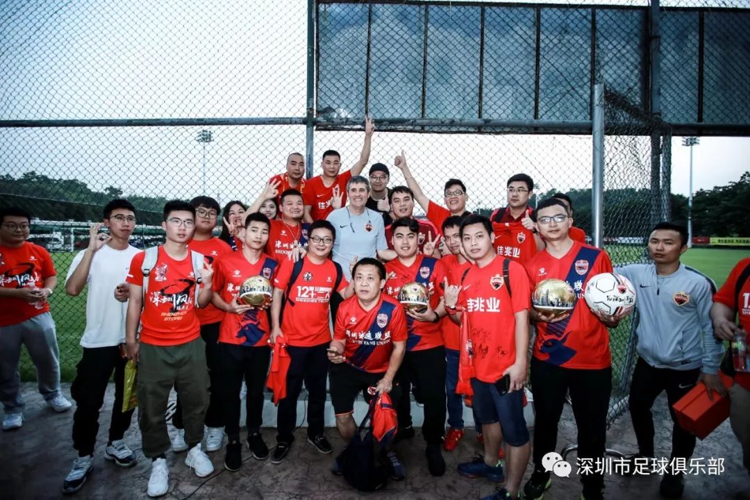 激烈对决，球队拼尽全力向前冲