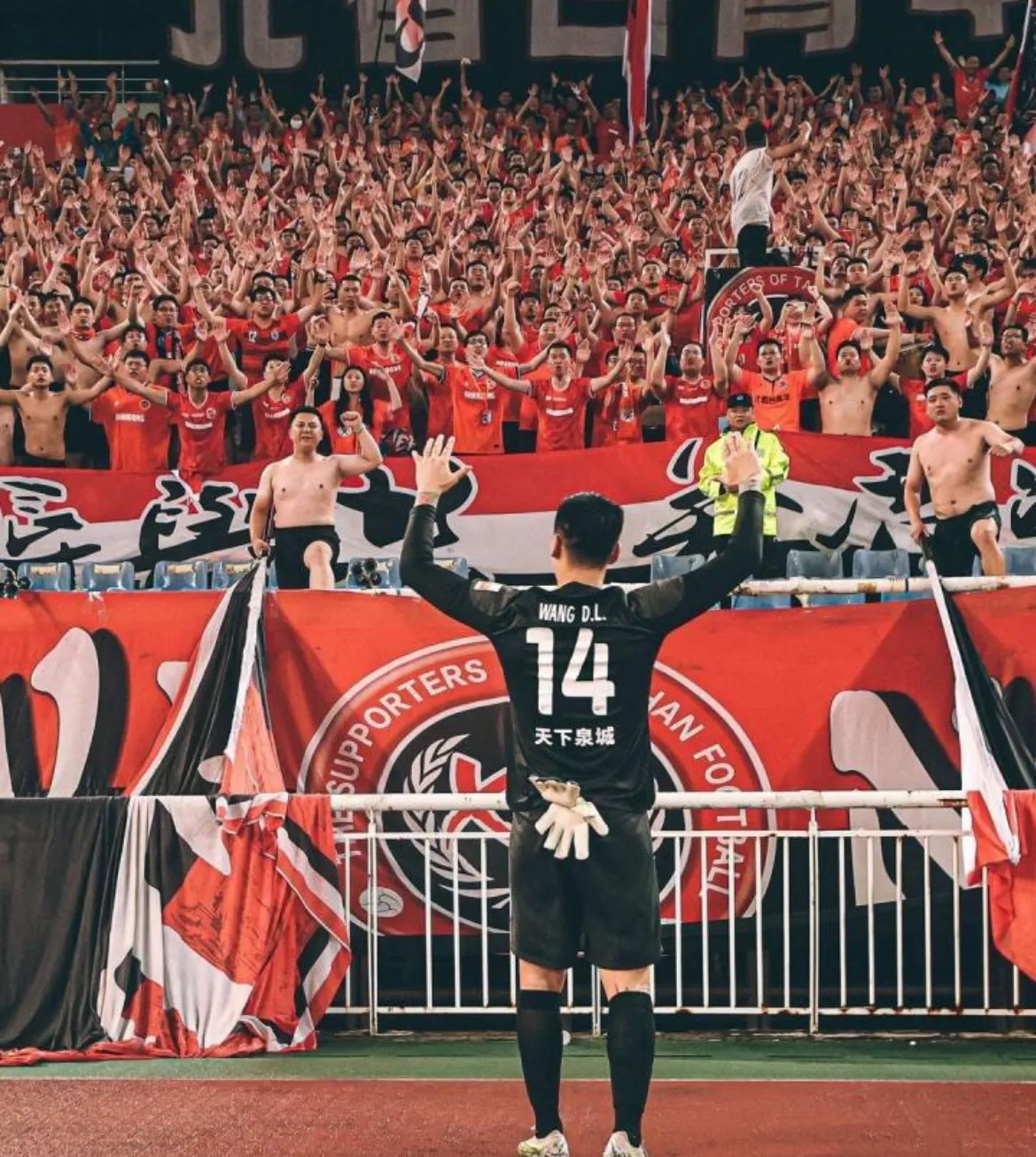 包含足球对抗赛的火爆氛围感染全场的词条