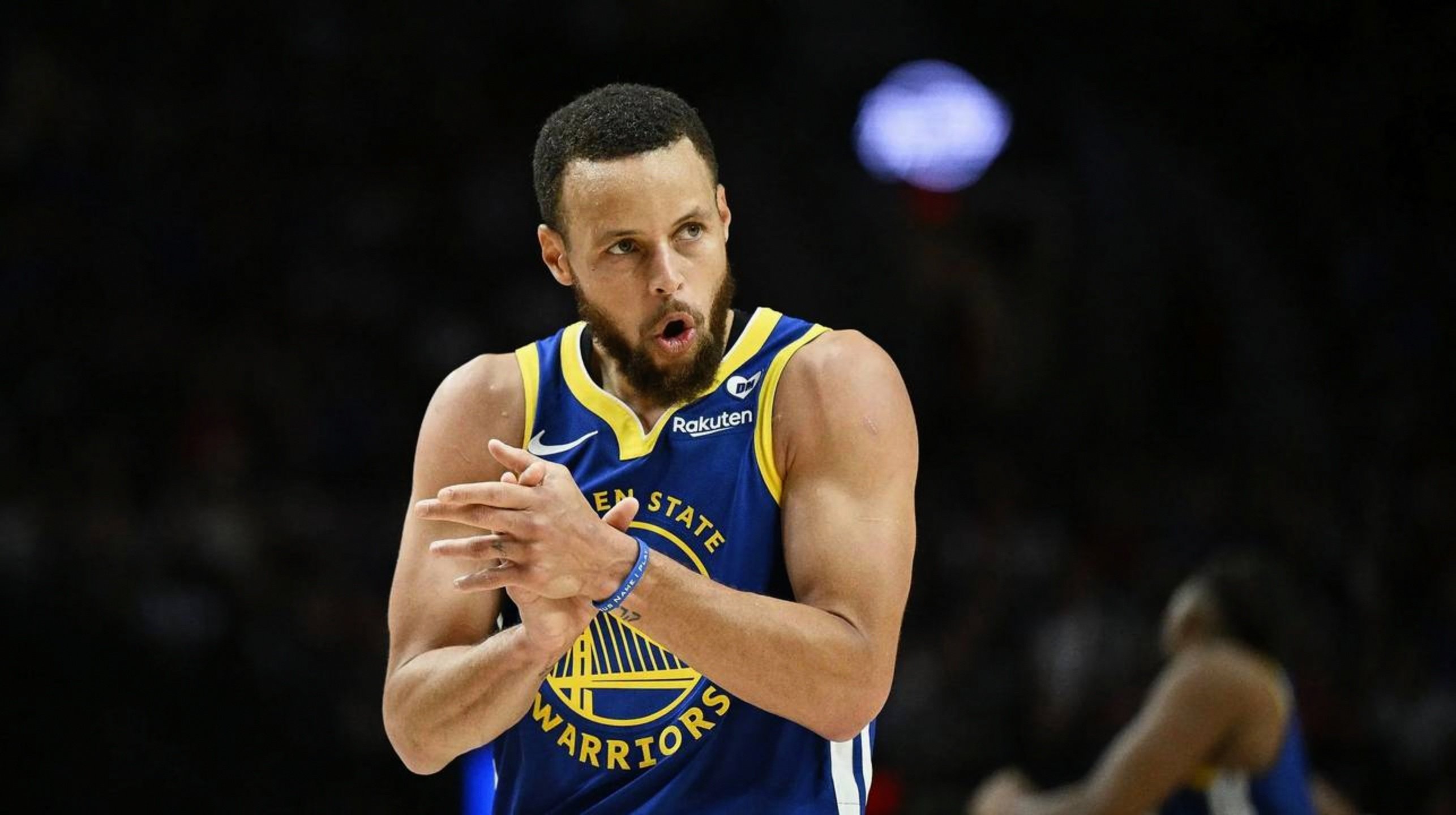 勇士爆冷负于雷霆，库里状态低迷