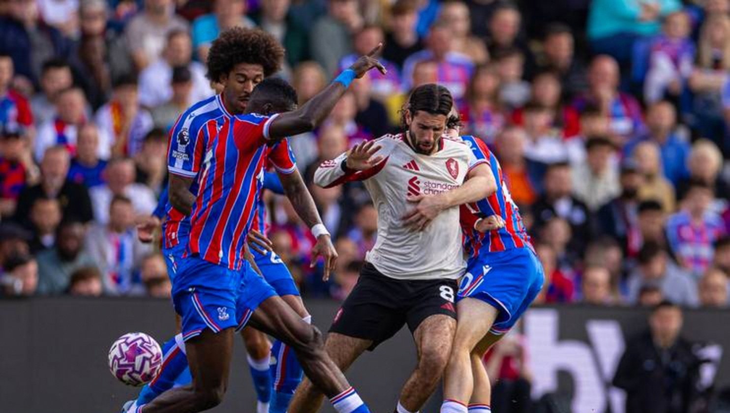 关于水晶宫后卫连续出现失误，影响球队表现的信息