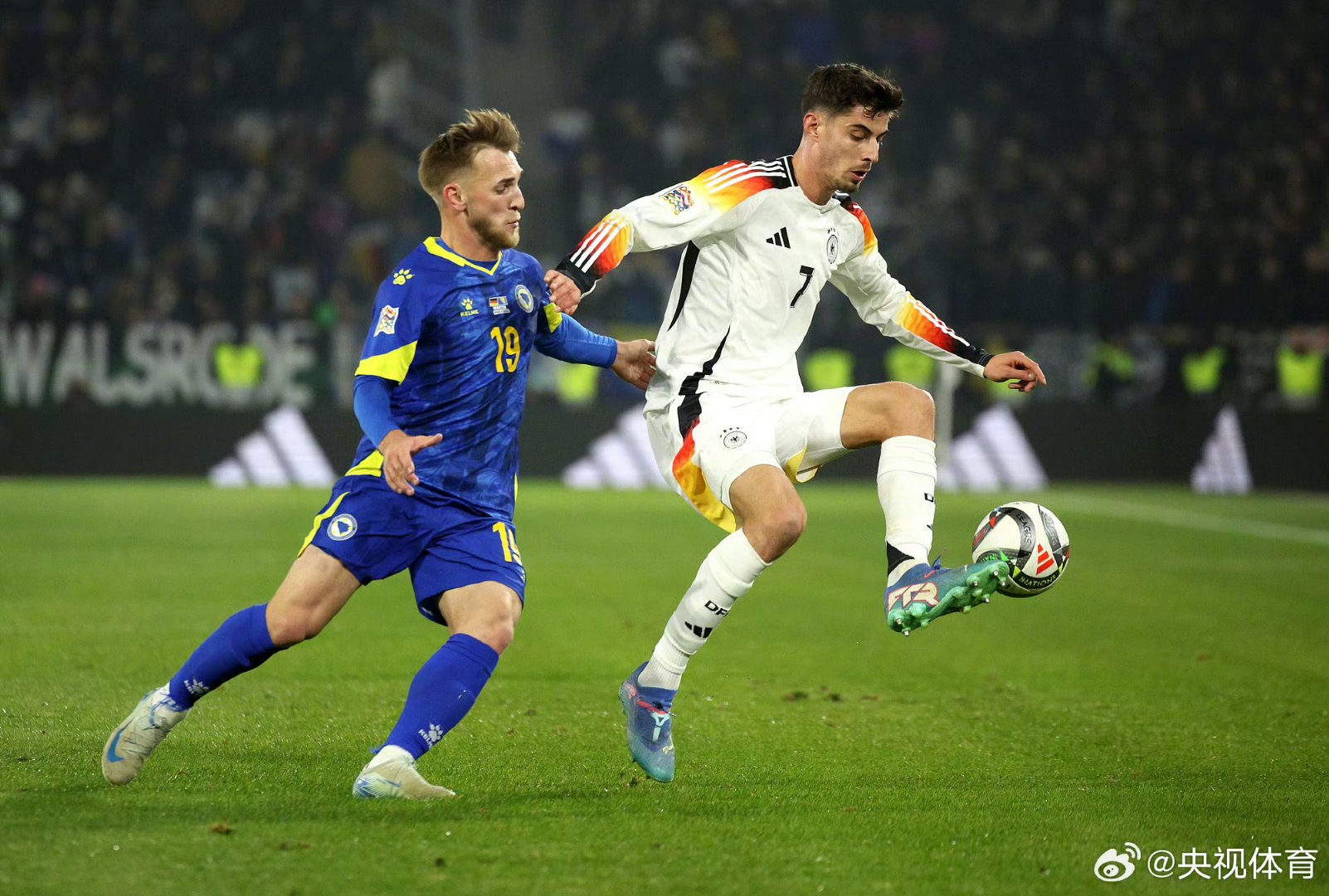 德国队在激战中战胜对手，晋级下一轮