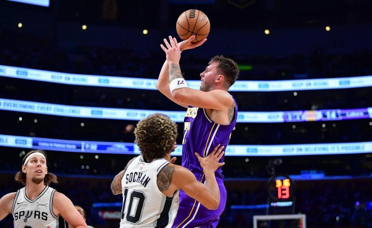 踢皮球大战！湖人胜马刺，捍卫西部第一地位的简单介绍