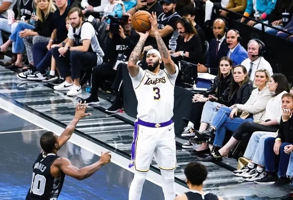 踢皮球大战！湖人胜马刺，捍卫西部第一地位的简单介绍