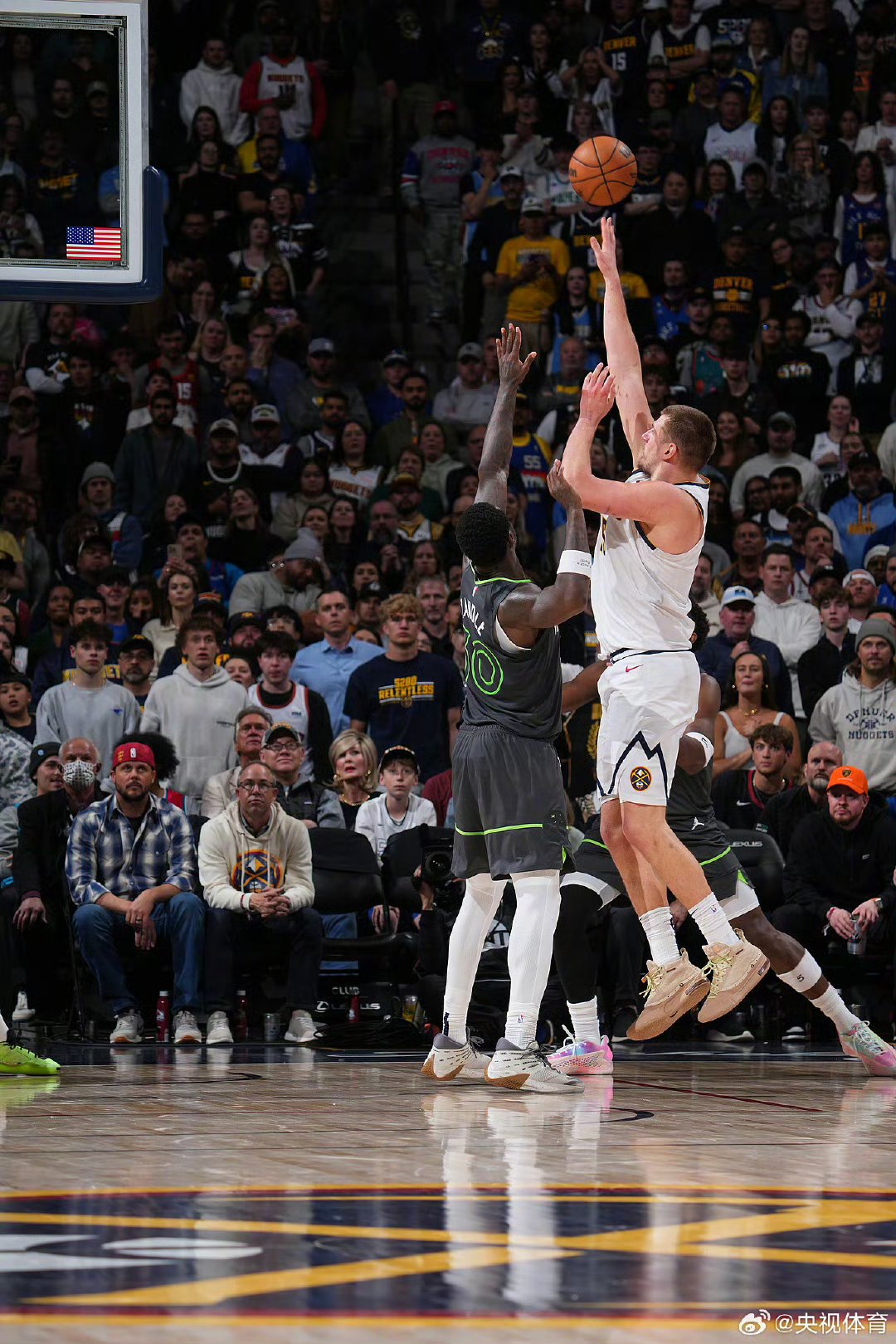 美国男篮碾压鹈鹕，约基奇送出助攻的简单介绍