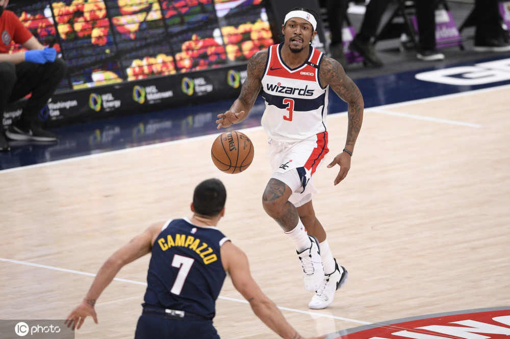 德国男篮鏖战尼克斯，布拉德利送出助攻