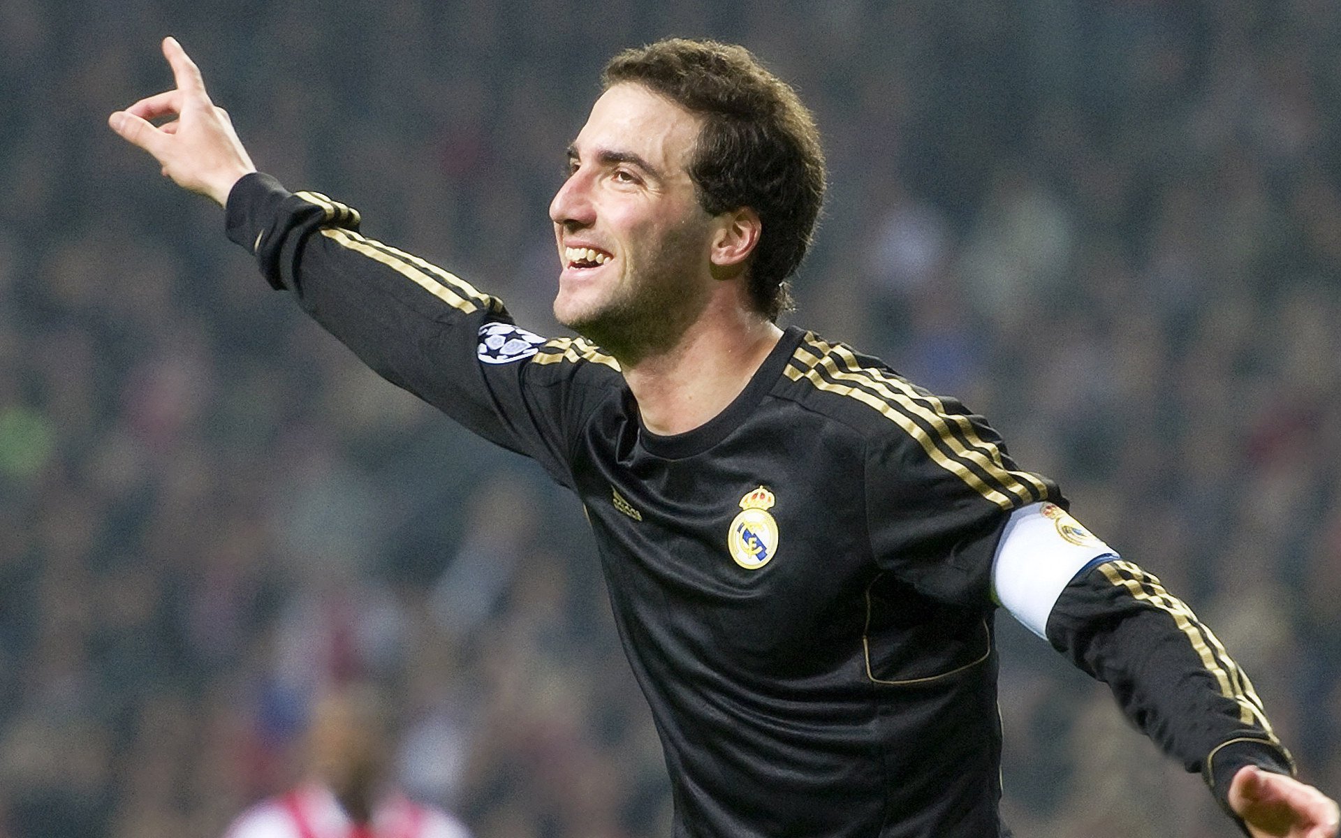 绿茵场上的星球大战，当美国足球哲学遭遇AC米兰的古典艺术，姆巴佩如何用未来速度改写对抗叙事