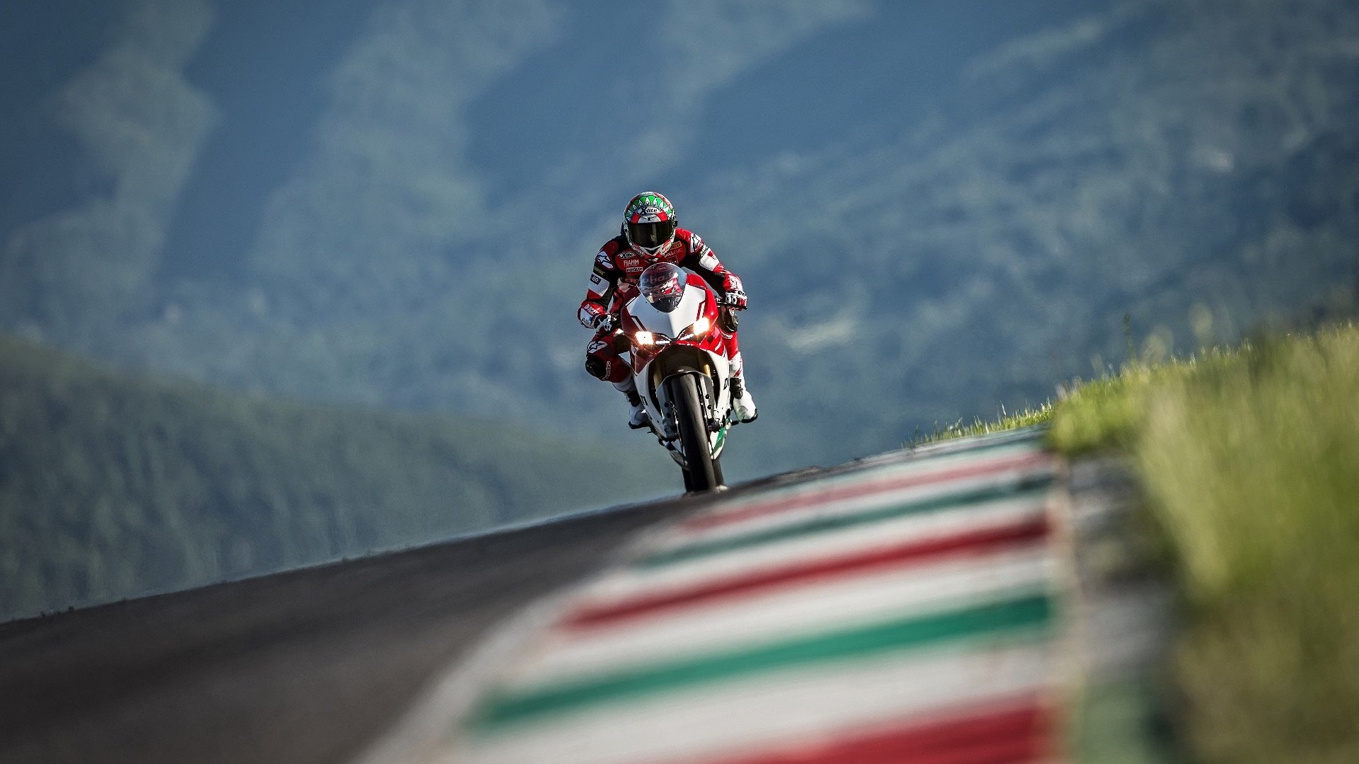 蒙扎的红色浪潮与绿色闪电，当阿斯顿·马丁在速度圣殿撕开唯一的裂口